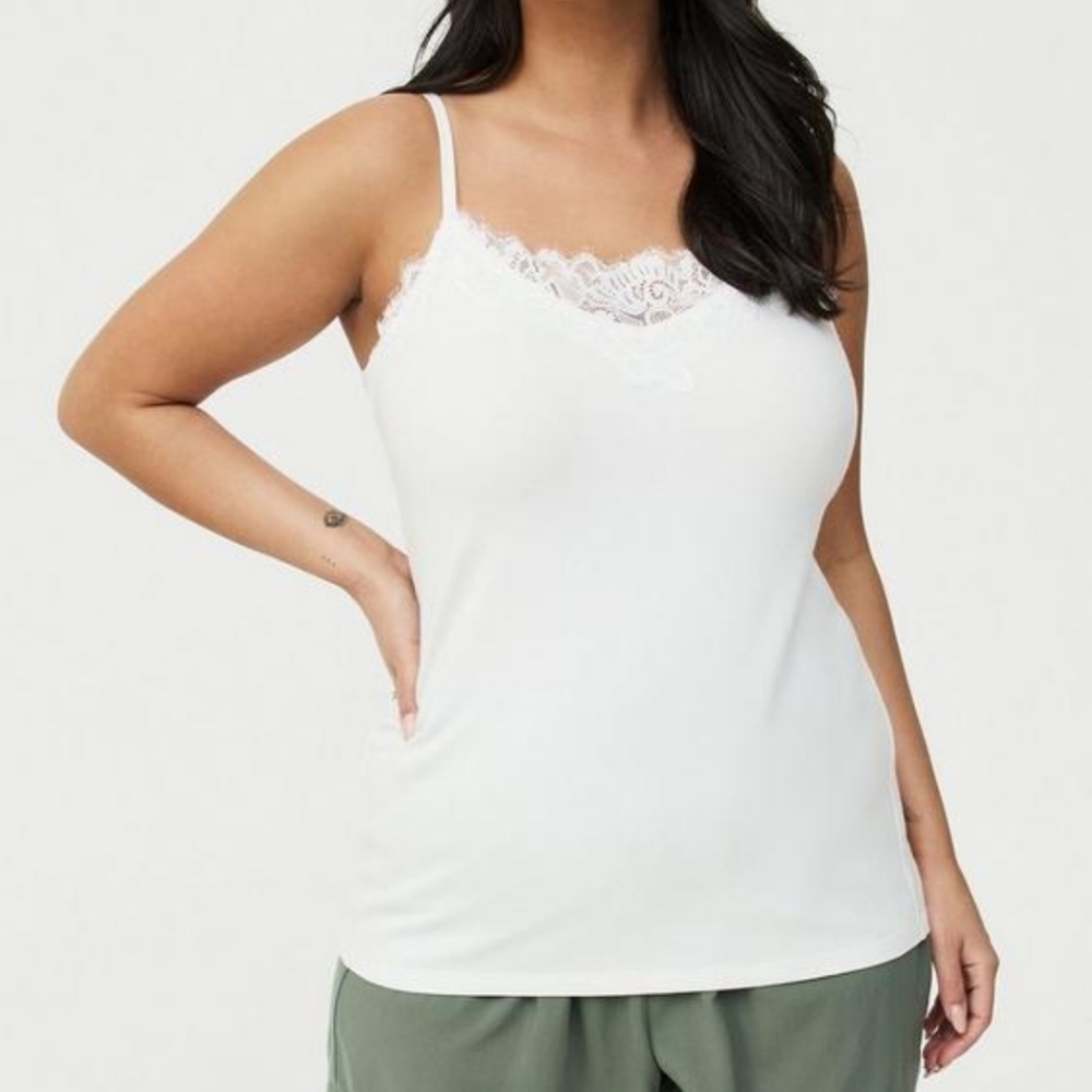 🆕️TORRID WHITE FOXY LACE TRIM CAMI